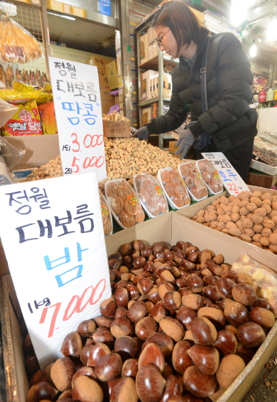정월 대보름을 4일 앞둔 14일 오후 인천 미추홀구 신기시장에 부럼이 손님들을 기다리고 있다. 부럼이란 정월 대보름날 아침에 한 해 동안의 부스럼을 예방하고 이를 튼튼하게 하려는 뜻으로 날밤·호두·은행·잣 등 견과류를 어금니로 깨무는 풍속이나 정월 대보름에 먹는 견과류를 부르는 말이다. 조주현기자
