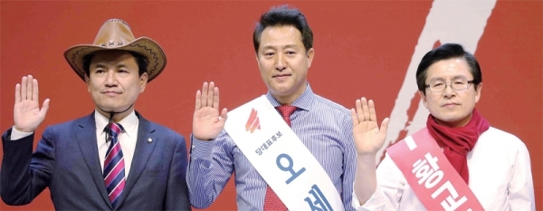 14일 오후 대전 한밭운동장 다목적체육관에서 열린 자유한국당 3차 전당대회 충청ㆍ호남권 합동연설회에서 당 대표 후보로 나선 김진태(왼쪽부터)‚ 오세훈‚ 황교안 후보가 공명선거를 다짐하는 선서를 하고 있다. 연합뉴스