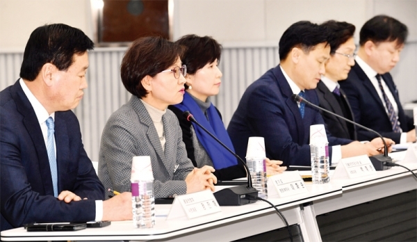 14일 경기도의회 대회실에서 열린 ‘신분당선 연장선(광교-호매실) 조속 착공을 위한 T/F 회의’에서 백혜련•김영진 국회의원, 이화순 경기도 행정2부지사 등 참석자들이 현안사항 등 대책을 논의하고 있다. 전형민기자