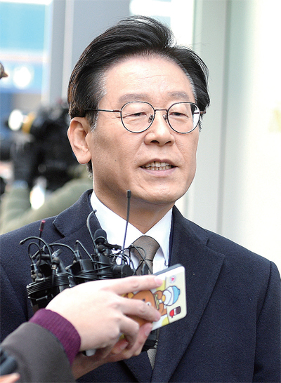 공직선거법상 허위사실 공표와 직권남용권리행사방해 혐의 등으로 기소된 이재명 경기도지사가 14일 오후 수원지방법원 성남지원에서 열린 5차 공판에 출석하고 있다. 윤원규 수습기자