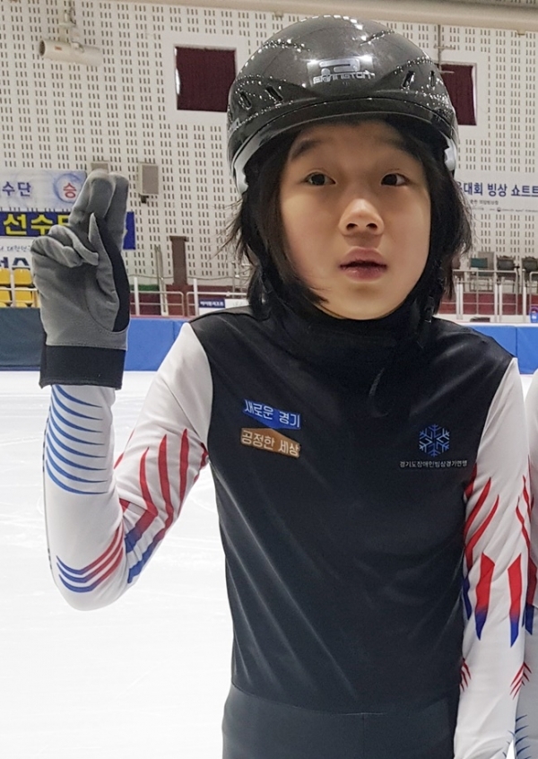 13일 춘천 의암빙상장에서 시작된 제16회 전국장애인동계체육대회 빙상 종목에 출전한 경기도선수단 최연소 선수 강진(13)이 경기전 화이팅을 외치고 있다.