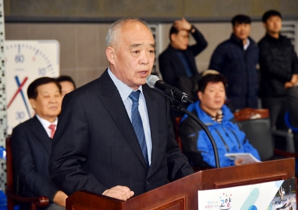 16일 고양체육관 실내수영장에서 열린 '제6회 고양 전국 마스터즈 수영대회' 개회식에서 허성영 고양시 수영연맹 회장이 축사를 하고 있다. 이번 대회는 고양시체육회, 경기일보 주최, 고양시수영연맹이 주관했다. 김시범기자