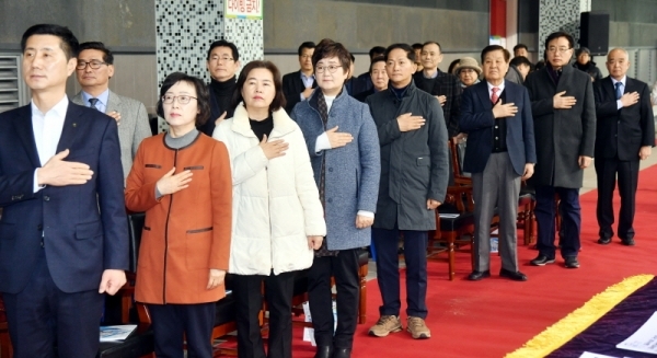 16일 고양체육관 실내수영장에서 열린 '제6회 고양 전국 마스터즈 수영대회' 개회식에서 이재준 고양시장, 이윤승 시의회의장, 허성영 시수영연맹 회장, 신항철 경기일보 대표이사 사장 등 내빈이 국민의례를 하고 있다. 이번 대회는 고양시체육회, 경기일보 주최, 고양시수영연맹이 주관했다. 김시범기자