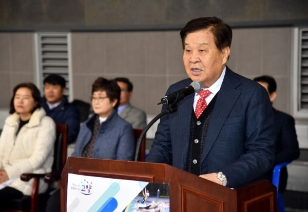 16일 고양체육관 실내수영장에서 열린 '제6회 고양 전국 마스터즈 수영대회' 개회식에서 신항철 경기일보 대표이사 사장이 대회사를 하고 있다. 이번 대회는 고양시체육회, 경기일보 주최, 고양시수영연맹이 주관했다. 김시범기자