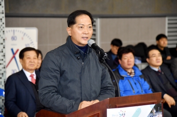 16일 고양체육관 실내수영장에서 열린 '제6회 고양 전국 마스터즈 수영대회' 개회식에서 이재준 고양시장이 축사를 하고 있다. 이번 대회는 고양시체육회, 경기일보 주최, 고양시수영연맹이 주관했다. 김시범기자