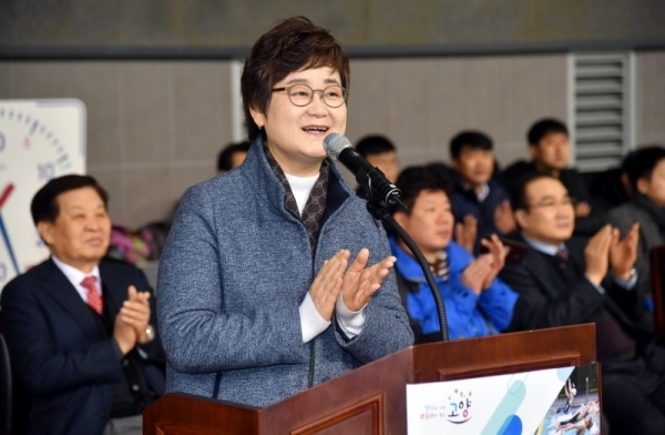 16일 고양체육관 실내수영장에서 열린 '제6회 고양 전국 마스터즈 수영대회' 개회식에서 이윤승 고양시의회 의장이 축사를 하고 있다. 이번 대회는 고양시체육회, 경기일보 주최, 고양시수영연맹이 주관했다. 김시범기자