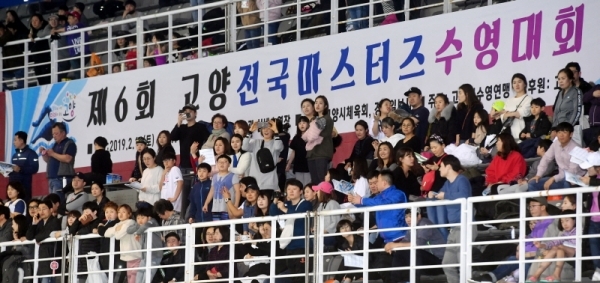 '제6회 고양 전국 마스터즈 수영대회'가 열린 16일 고양체육관 실내수영장에서 가족과 친구, 지도자 등이 경기를 펼치는 선수들을 응원하고 있다. 이번 대회는 고양시체육회, 경기일보 주최, 고양시수영연맹이 주관했다. 김시범기자