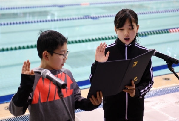 16일 고양체육관 실내수영장에서 열린 '제6회 고양 전국 마스터즈 수영대회' 개회식에서 허성영 고양시수영연맹 회장, 신항철 경기일보 대표이사 사장이 선수대표 선서를 받고 있다. 이번 대회는 고양시체육회, 경기일보 주최, 고양시수영연맹이 주관했다. 윤원규 수습기자