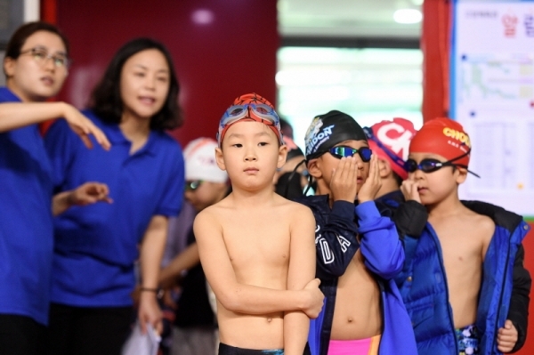 '제6회 고양 전국 마스터즈 수영대회'가 열린 16일 고양체육관 실내수영장에서 자유형 50m부문에 출전한 초등부 남녀 선수들의 모습이다. 이번 대회는 고양시체육회, 경기일보 주최, 고양시수영연맹이 주관했다. 윤원규 수습기자