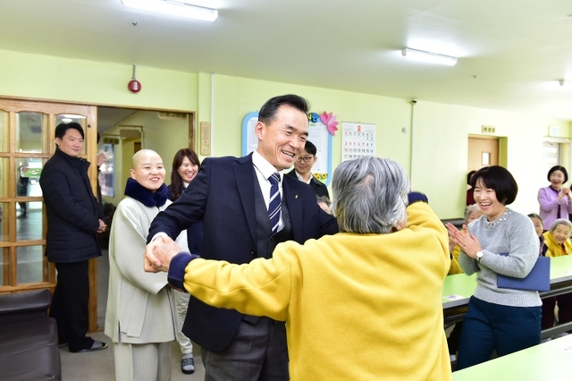 이항진 여주시장이 최근 여주시노인복지회관 등 노인시설을 잇따라 찾아 노인에 대한 이해의 폭을 넓혀가고 노인 정책에 대한 큰 관심을 보이고 있다. 이 시장의 노인복지시설 현장 방문 모습. 여주시 제공