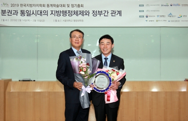 (오른쪽) 진용복 의회운영위원장