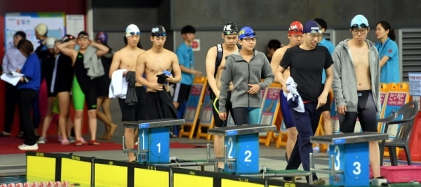 ‘제6회 고양 전국 마스터즈 수영대회’가 열린 17일 고양체육관 실내수영장에서 성인 남자 접영 50m부문에 출전한 선수들이 입장하고 있다.전형민기자