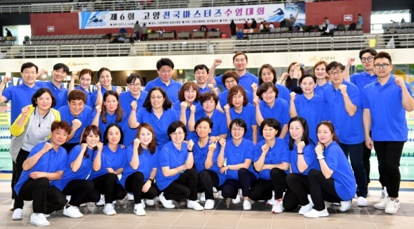 17일 고양체육관 실내수영장에서 열린 ‘제6회 고양 전국 마스터즈 수영대회’ 종합시상식에서 심판진등 고양시수영연맹  관계자들이 기념촬영을 하고 있다.전형민기자
