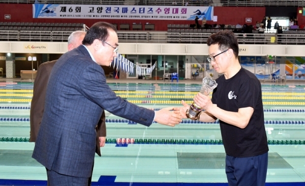 17일 고양체육관 실내수영장에서 열린 ‘제6회 고양 전국 마스터즈 수영대회’ 종합시상식에서 입상자에게 시상을 하고 있다.전형민기자