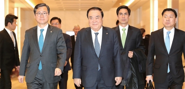 미국 순방에 나섰던 문희상 국회의장(가운데)이 17일 오전 영종도 인천공항에 도착, 귀빈실을 나서고 있다. 연합뉴스