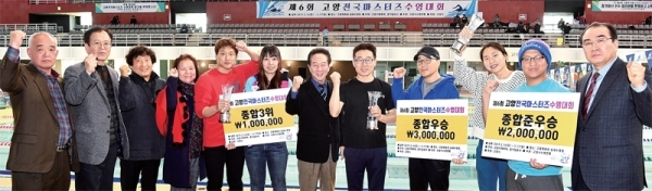 종합시상식에서 입상자들이 내빈과 함께 기념촬영을 하고 있다.