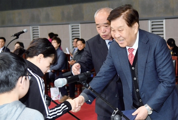 허성영 고양시수영연맹 회장과 신항철 경기일보 대표이사 사장이 선수대표를 격려하고 있다.