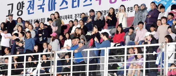 경기장을 찾은 가족과 친구, 지도자 등이 경기를 펼치는 선수들을 응원하고 있다.