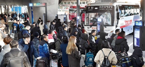 17일 인천국제공항 제1여객터미널 입국장 앞 버스정류장에서 수원, 안양, 평택 등 경기남부지역으로 가려는 여행객들이 줄지어 서서 버스를 기다리고 있다. 인천 및 김포공항이 이용객 급증으로 오는 2030년께 포화상태가 될 것으로 전망되면서 경기남부지역에 신공항을 건설해야 한다는 목소리가 커지고 있다. 김시범기자