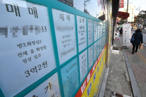 경기지역 한 부동산소개소에 아파트, 주택 매물 등이 내걸려 있는 모습. 경기일보DB