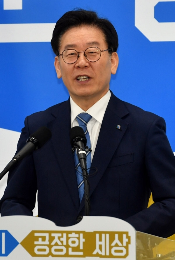 이재명 경기도지사가 18일 경기도청 브리핑룸에서 열린 기자회견에서 경기도 반도체 클러스터 조성사업에 대해 설명하고 있다. 전형민기자
