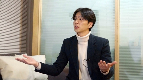 배우 신동욱이 '제보자들'에서 효도사기 논란에 대해 해명하고 있다. KBS1
