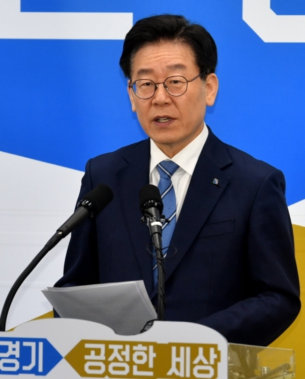 이재명 경기도지사가 18일 경기도청 브리핑룸에서 열린 기자회견에서 경기도 반도체 클러스터 조성사업에 대해 설명하고 있다. 전형민기자