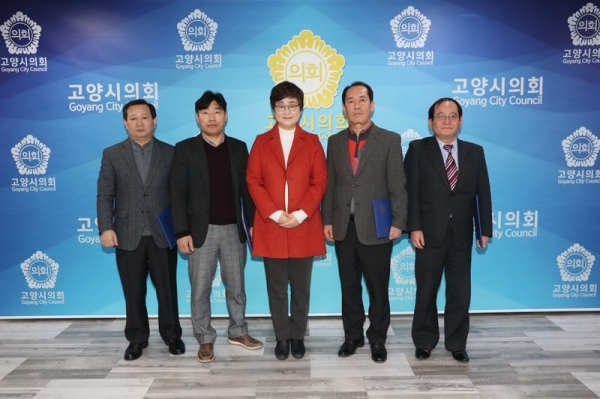 사진=이윤승 고양시의회 의장과 고양시 세입세출결산검사위원으로 위촉된 위원들이 위촉식을 마치고 기념촬영을 하고 있다. 제공=고양시의회
