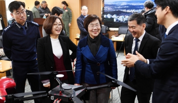 '드론 생태계 조성을 위한 실외 시험비행장 조성' 업무협약식이 18일 경기도 성남시청 상황실에서 진행됐다. 은수미 성남시장과 내빈들이 드론 기업대표의 설명을 듣고 있다. 윤원규 수습기자