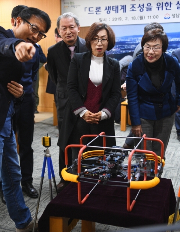 '드론 생태계 조성을 위한 실외 시험비행장 조성' 업무협약식이 18일 경기도 성남시청 상황실에서 진행됐다. 은수미 성남시장이 드론 기업대표의 설명을 듣고 있다. 윤원규 수습기자