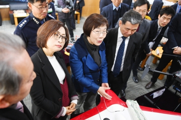 '드론 생태계 조성을 위한 실외 시험비행장 조성' 업무협약식이 18일 경기도 성남시청 상황실에서 진행됐다. 은수미 성남시장이 드론 기업대표의 설명을 듣고 있다. 윤원규 수습기자
