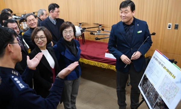 '드론 생태계 조성을 위한 실외 시험비행장 조성' 업무협약식이 18일 경기도 성남시청 상황실에서 진행됐다. 은수미 성남시장과 내빈들이 드론 기업대표의 설명을 듣고 있다. 윤원규 수습기자