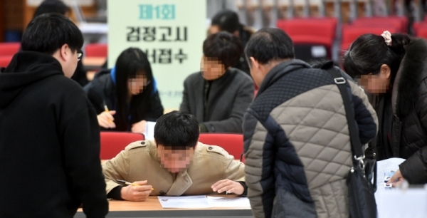 오는 4월 13일 치러지는 '2019학년도 제1회 초, 중, 고졸 검정고시' 응시원서 접수 첫 날인 18일 수원교육지원청 접수처에서 응시생들이 원서작성 및 접수를 하고 있다. 김시범기자