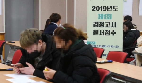 2019년 제 1회 검정고시 원서접수가 18일 경기도 수원교육지원청 3층 대회의실에서 시작됐다. 접수방법은 각 지방교육지원청에서 오프라인 접수와 검정고시 서비스사이트에서 온라인접수가 가능하다. 윤원규 수습기자