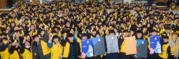 18일 오전 인천시청 중앙홀에서 열린 '인천e음 전자상품권 서포터즈 발대식'에서 대학생 서포터즈들이 인천e음 전자상품권을 들고 기념촬영을 하고 있다. 인천e음 전자상품권은 인천시가 지난해 7월 전국 최초로 출시한 종이가 아닌 모바일 기반의 IC카드형 지역사랑상품권이다. 서포터즈는 19일부터 5일간 인천시민에게 인천e음 전자상품권을 소개할 예정이다.조주현기자