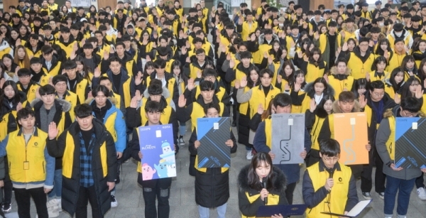 18일 오전 인천시청 중앙홀에서 열린 '인천e음 전자상품권 서포터즈 발대식'에서 대학생 서포터즈들이 선서를 하고 있다. 인천e음 전자상품권은 인천시가 지난해 7월 전국 최초로 출시한 종이가 아닌 모바일 기반의 IC카드형 지역사랑상품권이다. 서포터즈는 19일부터 5일간 인천시민에게 인천e음 전자상품권을 소개할 예정이다.조주현기자