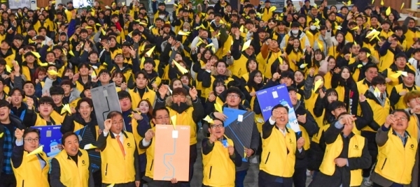 박남춘 인천시장, 이용범  인천시의회 의장, 조정일 코나아이대표 등 내빈들이 18일 오전 인천시청 중앙홀에서 열린 '인천e음 전자상품권 서포터즈 발대식'에서 대학생 서포터즈들과 노란종이비행기를 날리는 퍼포먼스를 하고 있다. 인천e음 전자상품권은 인천시가 지난해 7월 전국 최초로 출시한 종이가 아닌 모바일 기반의 IC카드형 지역사랑상품권이다. 서포터즈는 19일부터 5일간 인천시민에게 인천e음 전자상품권을 소개할 예정이다.조주현기자