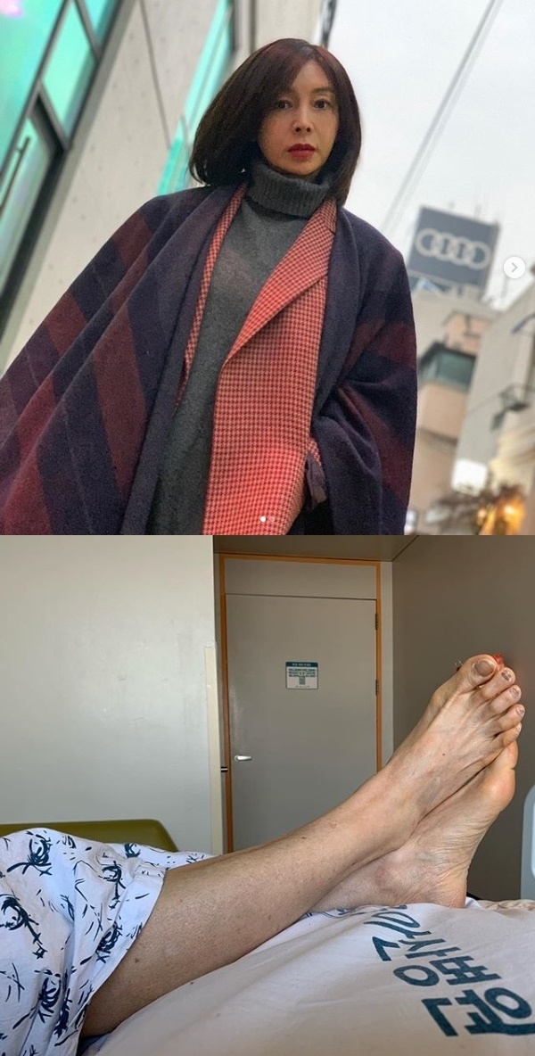 황신혜가 어머니의 발 사진을 올리며, 어머니의 위암 투병 사실을 고백했다. 황신혜 인스타그램