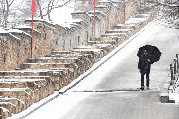 절기상 '우수'인 19일 수도권에 많은 눈이 내렸다. 눈쌓인 화성을 한 시민이 조심스럽게 내려오고 있다. 윤원규 수습기자