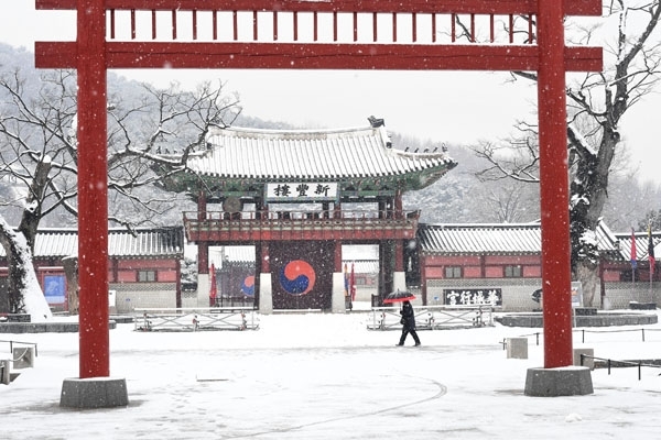 절기상 '우수'인 19일 수도권에 많은 눈이 내렸다. 눈 쌓인 화성행궁을 한 시민이 지나가고 있다. 윤원규 수습기자