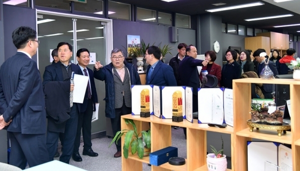김승수 자치분권위원회 기획단장을 포함한 방문단이 임병책 시흥시장으로부터 시흥형 자치분권의 사례 등 설명을 듣고 있다.