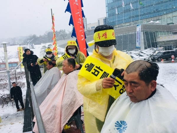 광주시규제대책위원회 회원 400여명이 19일 오전 광주시청 앞 광장에서 대규모 집회를 열고 광주시의 ‘건축ㆍ도시계획조례개정(안)’ 철회를 강력 촉구하며 삭발투쟁을 벌이고 있다.