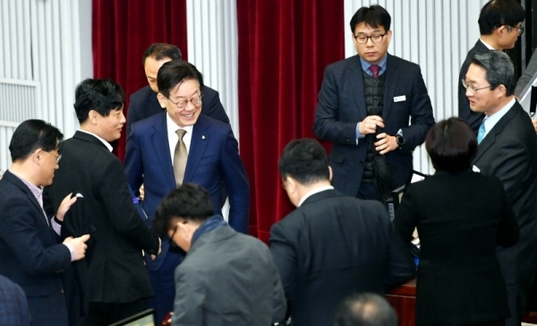 19일 경기도의회 제333회 임시회 2차 본회의가 폐회된 후 이재명 경기도지사가 의원들과 본회의장을 나서며 인사를 나누고 있다. 이날 경기도의회는 도지사가 제출한  경기도 택시산업 발전 지원 조례 일부 개정 조례안 재요구의 건 등 51건의 조례안을 의결하고 폐회 했다.전형민기자