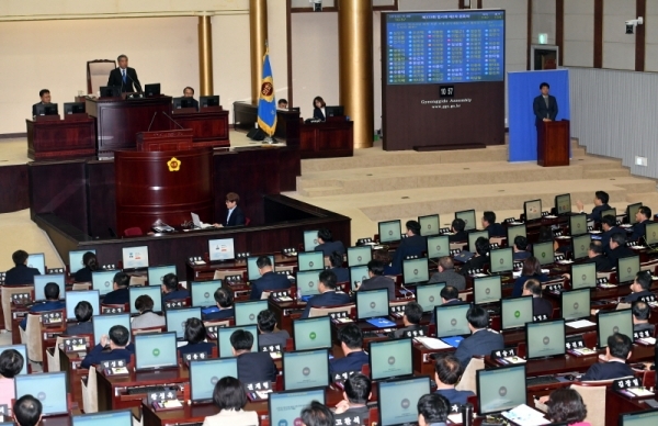 경기도의회는 19일 제333회 임시회 2차 본회의에서 도지사가 제출한  경기도 택시산업 발전 지원 조례 일부 개정 조례안 재요구의 건 등 51건의 조례안을 의결하고 폐회했다. 이날 경기도의회는 경기도 택시산업 발전 지원 조례 일부 개정 조례안 재요구의 건을 재석의원 118명에 찬성103명 반대 7명 기권8명으로 가결했다. 전형민기자