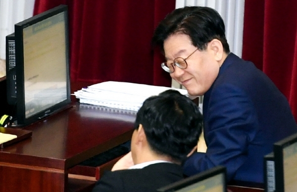 19일 경기도의회 제333회 임시회 2차 본회의가  폐회된 후  이재명 경기도지사가 밝은 모습으로 대화를 나누고 있다. 이날 경기도의회는 도지사가 제출한  경기도 택시산업 발전 지원 조례 일부 개정 조례안 재요구의 건 등 51건의 조례안을 의결하고 폐회 했다.전형민기자
