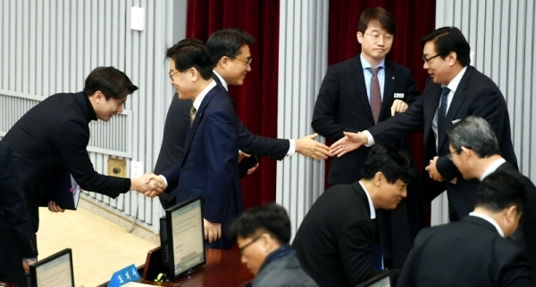 19일 경기도의회 제333회 임시회 2차 본회의가 폐회된 후 이재명 경기도지사가 의원들과 본회의장을 나서며 인사를 나누고 있다. 이날 경기도의회는 도지사가 제출한  경기도 택시산업 발전 지원 조례 일부 개정 조례안 재요구의 건 등 51건의 조례안을 의결하고 폐회 했다.전형민기자