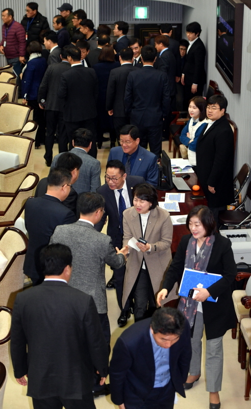 19일 경기도의회 제333회 임시회 2차 본회의가  폐회된 후  의원들이 본회의장을 나서며 인사를 나누고 있다. 이날 경기도의회는 도지사가 제출한  경기도 택시산업 발전 지원 조례 일부 개정 조례안 재요구의 건 등 51건의 조례안을 의결하고 폐회 했다.전형민기자