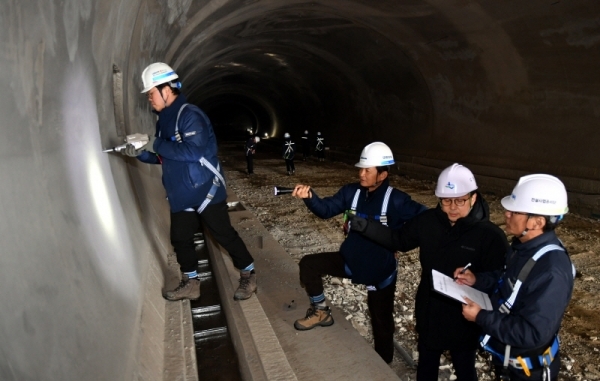 2019 경기도 국가안전대진단에 나선 수원시청 시민안전과 직원들이 19일 수원외곽순환도로 터널 건설현장에서 안전점검하고 있다. 이번 국가안전대진단은 사회 전반의 안전실태 개선을 위한 재난예방활동으로 건축, 생활·여가, 환경·에너지, 교통, 보건복지 등 6개 분야,  2만여 개소를 대상으로  정부와 지자체, 민간전문가 등이 오는 4월 19까지 합동 점검을 실시한다.전형민기자