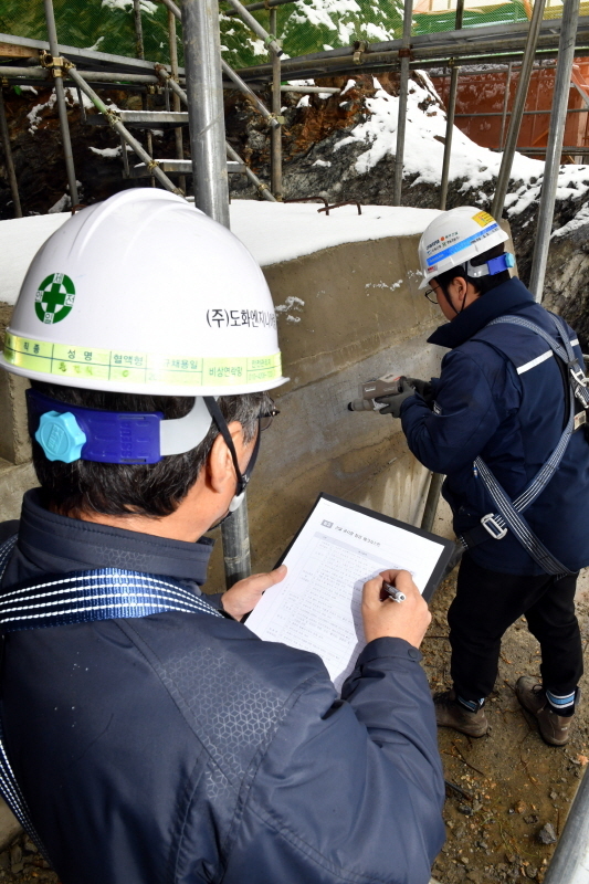 2019 경기도 국가안전대진단에 나선 수원시청 시민안전과 직원들이 19일 수원외곽순환도로 터널 건설현장에서 안전점검하고 있다. 이번 국가안전대진단은 사회 전반의 안전실태 개선을 위한 재난예방활동으로 건축, 생활·여가, 환경·에너지, 교통, 보건복지 등 6개 분야,  2만여 개소를 대상으로  정부와 지자체, 민간전문가 등이 오는 4월 19까지 합동 점검을 실시한다.전형민기자