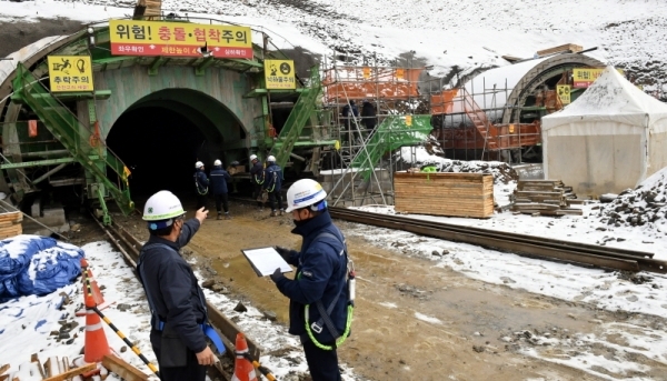 2019 경기도 국가안전대진단에 나선 수원시청 시민안전과 직원들이 19일 수원외곽순환도로 터널 건설현장에서 안전점검하고 있다. 이번 국가안전대진단은 사회 전반의 안전실태 개선을 위한 재난예방활동으로 건축, 생활·여가, 환경·에너지, 교통, 보건복지 등 6개 분야,  2만여 개소를 대상으로  정부와 지자체, 민간전문가 등이 오는 4월 19까지 합동 점검을 실시한다.전형민기자